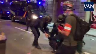 Se llevan a un Policía Nacional herido en los disturbios en Barcelona [upl. by Keane]