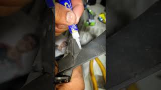 Cómo reparar una tapa plástica de una motocicleta mecanicos automobile [upl. by Oel]