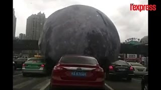 Chine emporté par un typhon ce gigantesque quotballon lunequot terrorise les habitants [upl. by Aydiv]