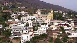 Nuova eruzione Stromboli il drone in volo sui tetti ricoperti dalla cenere [upl. by Lalad503]