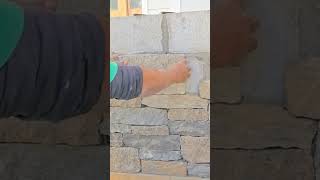 Colocando piedras naturales en la pared de block construction [upl. by Hedva]