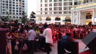 Vanh Leg  Live Hanoi gift fair 862014 [upl. by Akoek355]