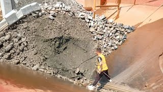 Barge unloading 2200 tons of limestone  Video of work on barge [upl. by Pavla]