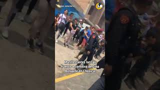 Manifestantes lanzan huevos a comitiva de presidenta Dina Boluarte en Chosica [upl. by Ailugram]