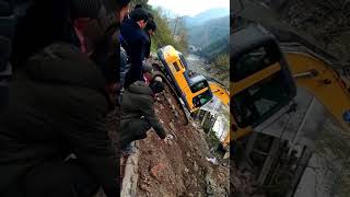 The process of carefully lowering the excavator down the hillside [upl. by Kathleen889]