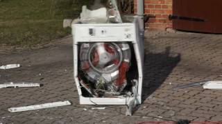 Waschmaschine vs Betonstein  Washing Machine vs Brick [upl. by Lebasi]