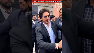 शाहरुख खान ने गरीब लोगों को खाना खिलाया  Sharukh Khan Poor Man Eating shortvideo sharukhkhan [upl. by Sad564]