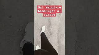 I pericoli degli hamburger al sangue food [upl. by Eilloh965]