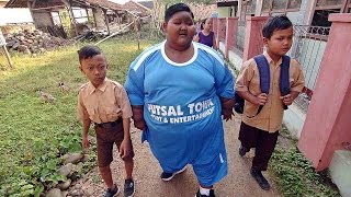 Worlds Fattest Boy Walks To School As Part Of New Regime [upl. by Mayram]