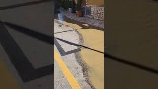 CASTIGLIONE DELLA PESCAIA  Perdita dacqua un quotfiumequot sgorga da sotto lasfalto [upl. by Yelrac]