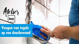 Voegen van de tegels op een douchewand  Atelier Knauf [upl. by Lectra455]