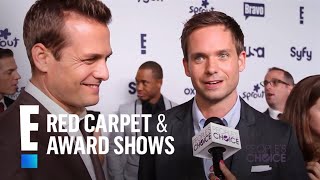 Patrick J Adams quotIm not totally caught upquot  E Peoples Choice Awards [upl. by Pris161]