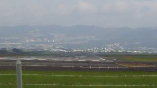 【接近撮】B787が大阪国際伊丹空港に初着陸！20110705 B787 landing in osaka jpn [upl. by Acinomaj448]