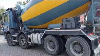 Beton storten  Betonmixer lossen met kruiwagens [upl. by Lertnek]