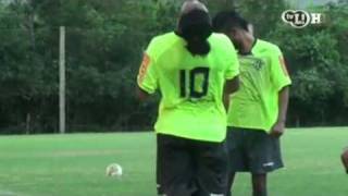 Ronaldinho mostra toda a sua habilidade com a bola em treino do Flamengo [upl. by Kartis]