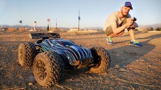 CARRO DE CONTROLE REMOTO QUE CORRE A 80Km POR HORA JLB Racing Cheetah Brushless RC Car Truggy [upl. by Ahnavas32]