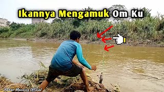 Mancing saat air sungai banjir memang sadis sambaranya bikin panik pemancing [upl. by Bink]