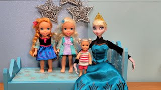 Ice powers  Elsa amp Anna toddlers decorate Elsas room  surprise  Barbie dolls [upl. by Okuy]