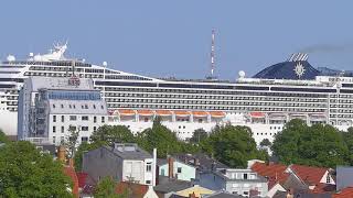 Spektakulärer Doppelauslauf MSC Poesia und AIDAdiva verlassen Warnemünde  Exklusiver WebcamBlick [upl. by Haslam]