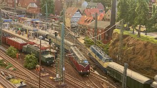 Modellbahn H0 Fahrt über zwei AnlagenVon Petersdorf nach Mittelstadt [upl. by Gawain204]