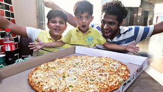 Sabse Bada Pizza in Gurgaon  La pinoz Pizza  Yaatri [upl. by Noiek240]