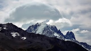 Blick von der Alpage de Charamillon auf die Aiguille Verte 4122 m  HauteSavoie  Time Lapse [upl. by Iggep]