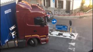 BRANDIZZO ANCORA TIR BLOCCATI NELLA DOPPIA ROTATORIA DI VIA TORINO [upl. by Alled672]