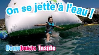 FUN ET PARC AQUATIQUE gonflable le grand saut au WATER FUN PARK en VACANCES demo jouets inside [upl. by Nho]