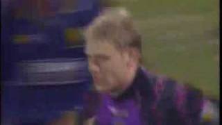 Peter Schmeichel Goalkeeper scores overhead kick in last minute [upl. by Baerl22]