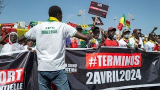 Sénégal  manifestations pour exiger une date pour la présidentielle [upl. by Nylesoj]