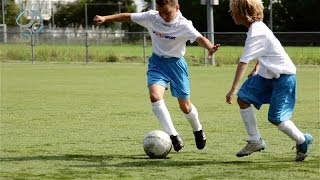 Het aanleren van passeren in 1 tegen 1 frontaal  Voetbalomgeving [upl. by Oinigih]