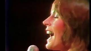 HELEN REDDY  LIVE GRAMMY PERFORMANCE OF I AM WOMAN  THE QUEEN OF 70s POP [upl. by Alejandra]