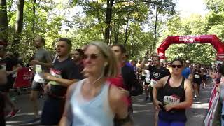 München Marathon 2019 Start Halbmarathon 1 Gruppe am 13102019 am Chinaturm im Englischen Garten [upl. by Mufi]