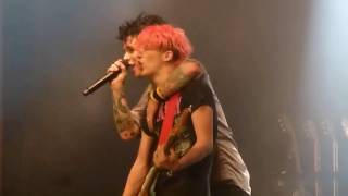 Fan plays Billie Joes guitar on stage with Green Day in Chicago  When I come around amp Basket case [upl. by Noram]