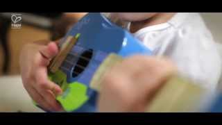 Hape Ukelele für Kinder E0316  E0317 [upl. by Anelahs]