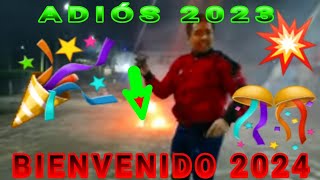 Quema de viejo muñeco de año viejo despidiendo el año viejo 2023 y recibiendo el año nuevo 2024 [upl. by Merton]