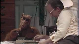 ALF Puzzle  Frisbee quotGestatten mein Name ist Schlegelquot beste Szenen [upl. by Naols692]