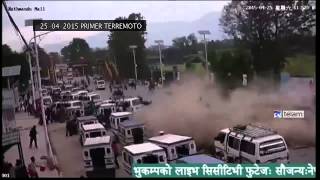 Fuerte réplica del terremoto en Nepal [upl. by Tessy]