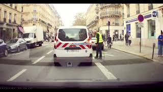 La véhicule de police municipale Paris sest arrêtée et abusent leurs gyrophares [upl. by Hsihsa967]