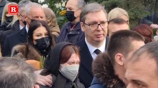 VUČIĆ GRLI UPLAKANU MILICU DANILO I MAJKA ZA KOVČEGOM  Muk na iznošenju kovčega Ksenije Vučić [upl. by Sophronia]