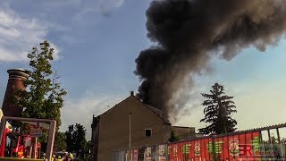 HAUSBRAND IN GREVENBROICH  Massive Rauchentwicklung  Großeinsatz der Feuerwehr [upl. by Schaffel]