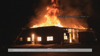 VORAZ INCENDIO DESTRUYÓ 5 CASAS EN SECTOR CASCO ANTIGUO EN IQUIQUE [upl. by Airdnola]