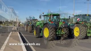 Gli agricoltori bloccano il traffico [upl. by Lamraj]