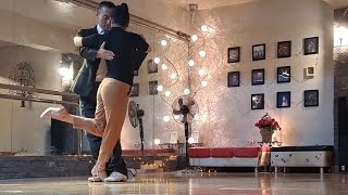 colgada en side y mordida ccw 탱고 레슨 tango lesson 조이y라우 [upl. by Seuqram278]