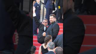 Artus monte les marches avec léquipe du film quotUn ptit truc en plusquot au Festival de cannes2024 [upl. by Gelhar]