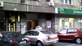 Video tulburator Politist snopit în bataie de doi smecheri în mijlocul Bucurestiului Vezi cum l au atacat Reactia trecatorilor Filmau cu telefonul Cancan2 [upl. by Jelsma849]