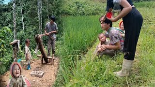 A kind woman helps a father and his children make a rice milllydaica [upl. by Ilujna]