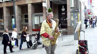 Strassenmusiker mit Saxophon und Papagei in Stuttgart [upl. by Sinnek]