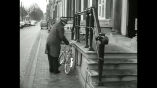 1964 De oplossing voor het parkeerprobleem langs de grachten in Amsterdam  oude filmbeelden [upl. by Einnaej]