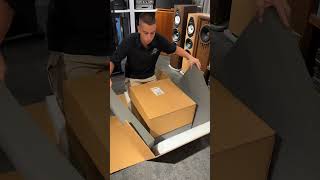 McIntosh MC302 unboxing audiocostruzioni music [upl. by Ahsiki]